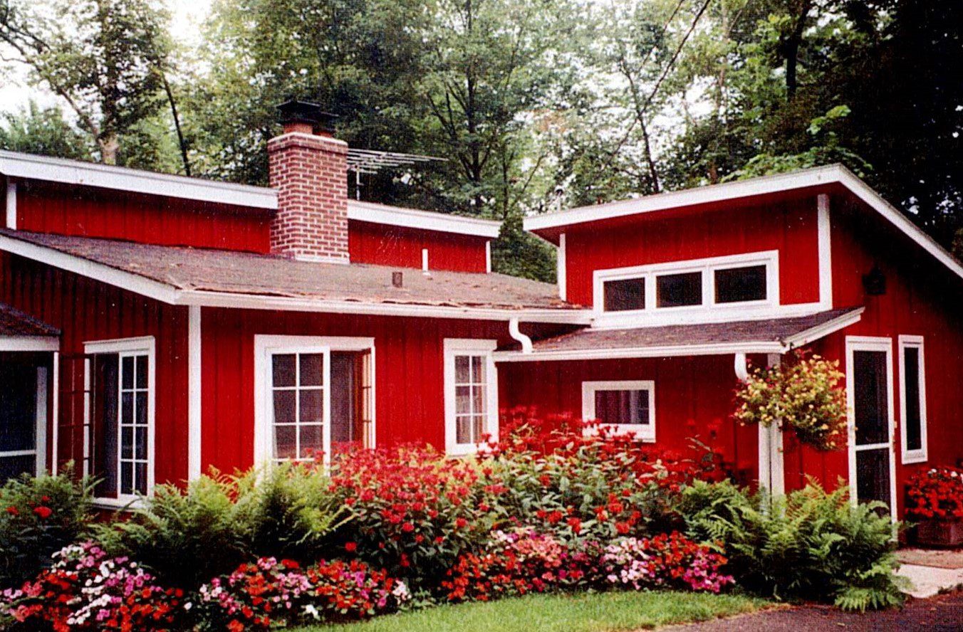 RED CABIN PHOTO